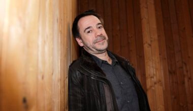 Michel Bussi habite dans la banlieue de Rouen, dans une maison aux volets rouges "où rien n'indique la fortune de l'écrivain à succès"