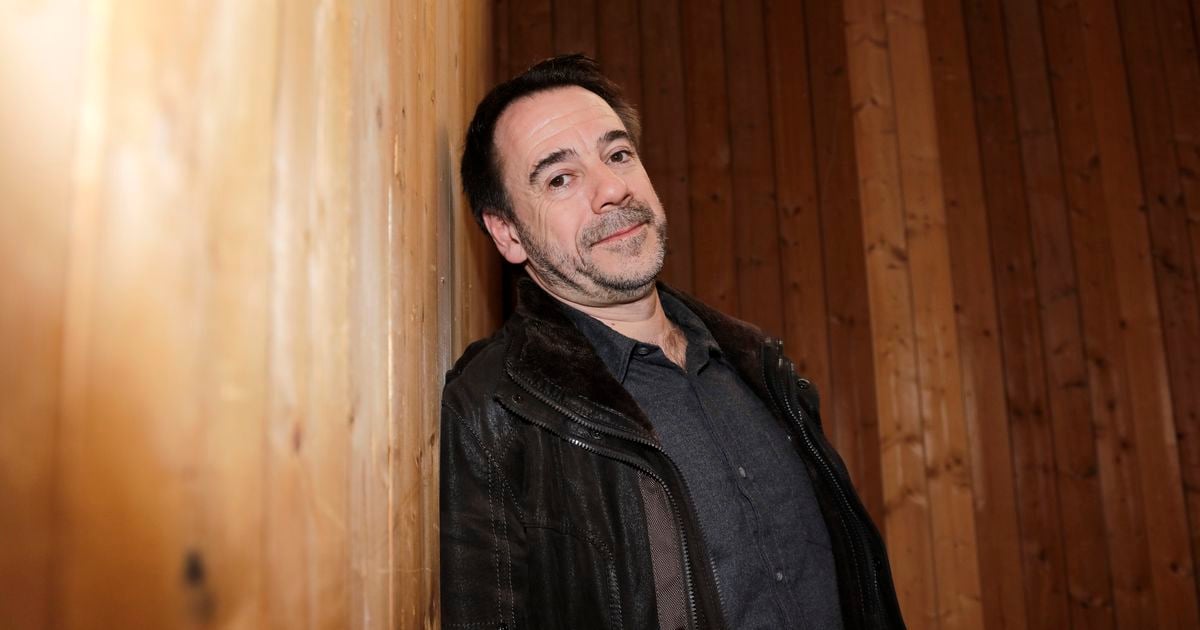 Michel Bussi habite dans la banlieue de Rouen, dans une maison aux volets rouges "où rien n'indique la fortune de l'écrivain à succès"