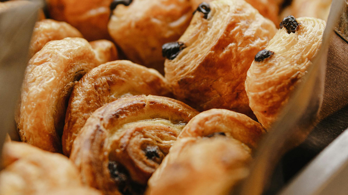 Personne ne le choisit, pourtant ce petit classique de la boulangerie est bien moins calorique qu’un croissant, selon une diététicienne