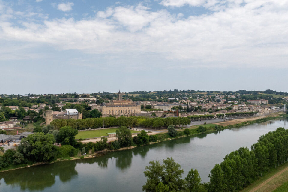 La Réole, ville d'art et d'histoire. Le nom de la cité millénaire vient du latin regula ; comprenez : la règle ecclésiastique suivie par les moines bénédictins du prieuré Saint-Pierre, où se trouve aujourd'hui la mairie.