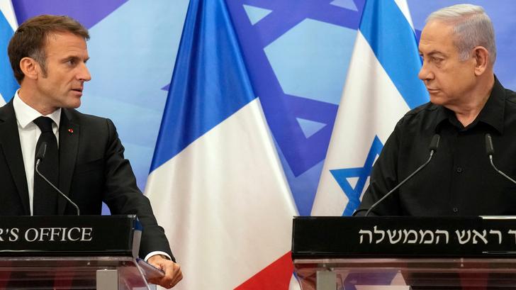 Le Premier ministre israélien Benjamin Netanyahu et Emmanuel Macron tiennent une conférence de presse conjointe à Jérusalem le 24 octobre 2023.