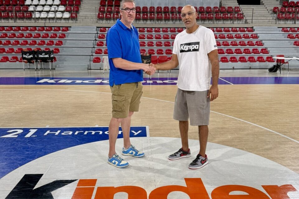 L'organisateur de la rencontre Christophe Réal (à gauche) a pris plaisir à échanger avec Sylvain Delorme (à droite), coach du Rouen Métropole Basket).