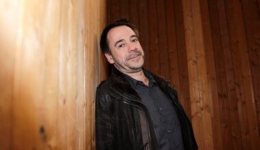 Michel Bussi habite dans la banlieue de Rouen, dans une maison aux volets rouges "où rien n'indique la fortune de l'écrivain à succès"