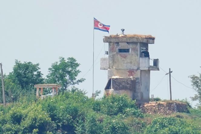 Un poste de garde militaire nord-coréen où flotte le drapeau national, vu de Paju, en Corée du Sud, le 26 juin 2024.