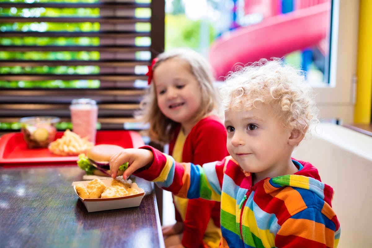 La surconsommation d'aliments tels que burgers, sodas ou frites est associée à un risque augmenté d'obésité, diabète et de maladies cardiovasculaires.
