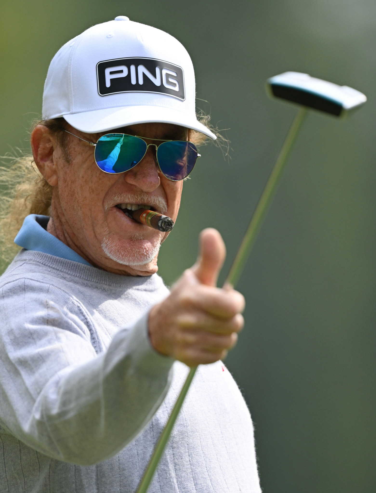 Miguel Angel Jimenez donne le pouce levé tout en fumant un cigare avant l’Omega European Masters 2025 à Crans-Montana, Suisse.