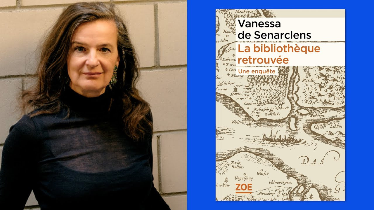 Femme debout à côté de la couverture du livre ’La bibliothèque retrouvée’ de Vanessa de Senarclens, fond bleu.