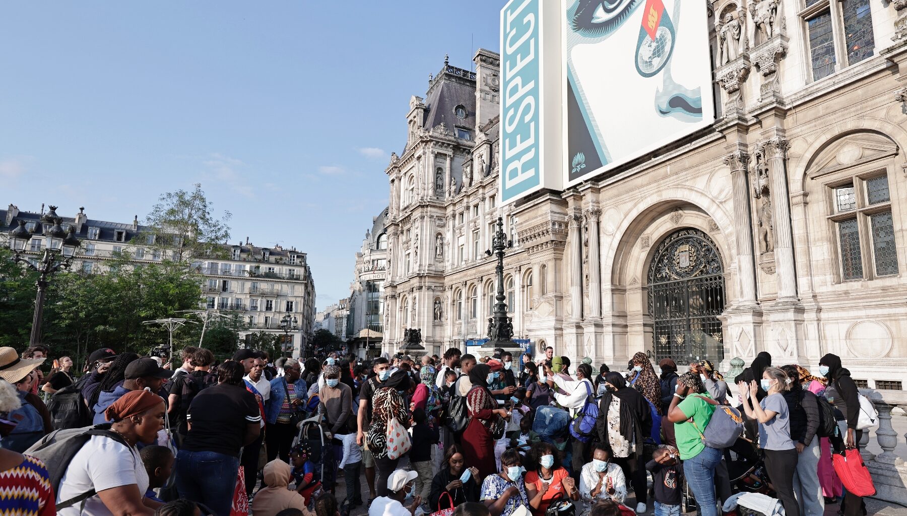 A Paris, au milieu des touristes, des familles sans abri en quête d'un toit pour la nuit