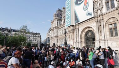A Paris, au milieu des touristes, des familles sans abri en quête d'un toit pour la nuit