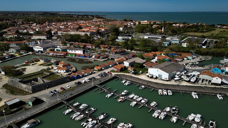Une vue aérienne du port du Château-d’Oléron, sur l’île d’Oléron, le 8 avril 2025.