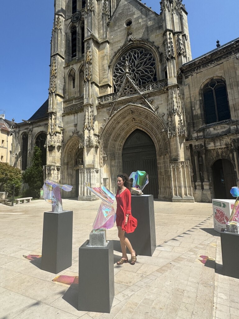Sur cette place du Val-d'Oise, l'artiste Clara Tournay sculpte dans un entre monde