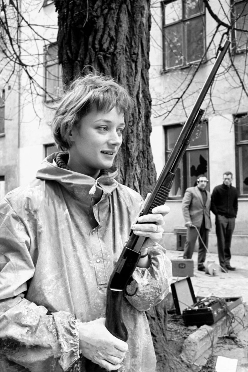 Niki de Saint Phalle lors de sa séance de tir réalisée dans une cour à Stockholm le 14 mai 1961