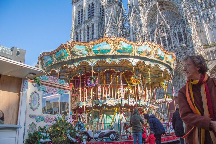 Le carrousel tourne avec vue sur la cathédrale
