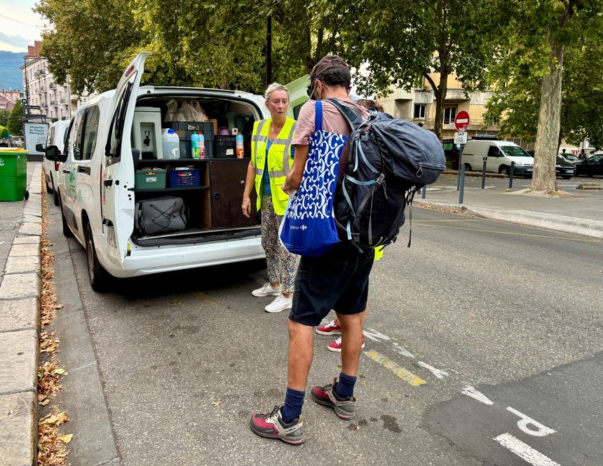 Le camion de l'association prêt pour une distribution de nourriture et de boissons.
