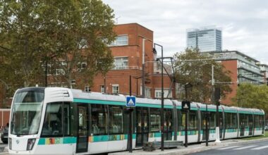 Un homme poignardé à plusieurs reprises après avoir défendu sa compagne dans un tram