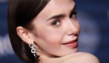 Sur le tournage d’Emily in Paris, Lily Collins séduit Venise dans un look glamour à imprimé rétro