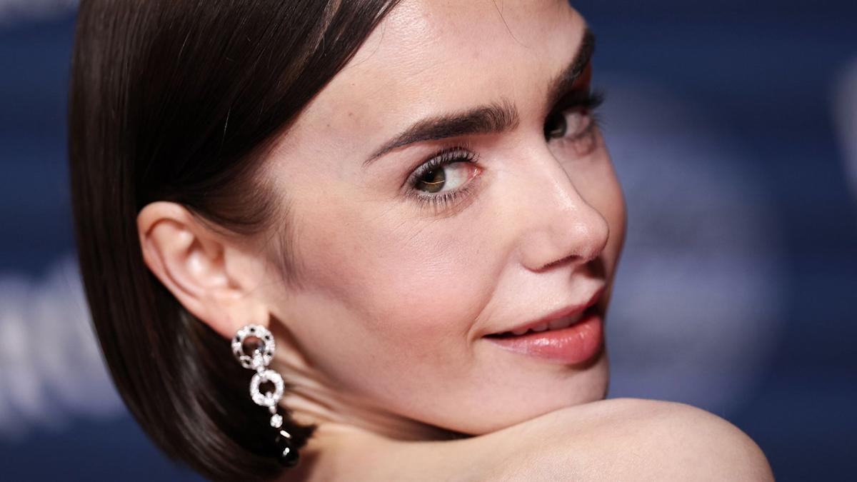 Sur le tournage d’Emily in Paris, Lily Collins séduit Venise dans un look glamour à imprimé rétro
