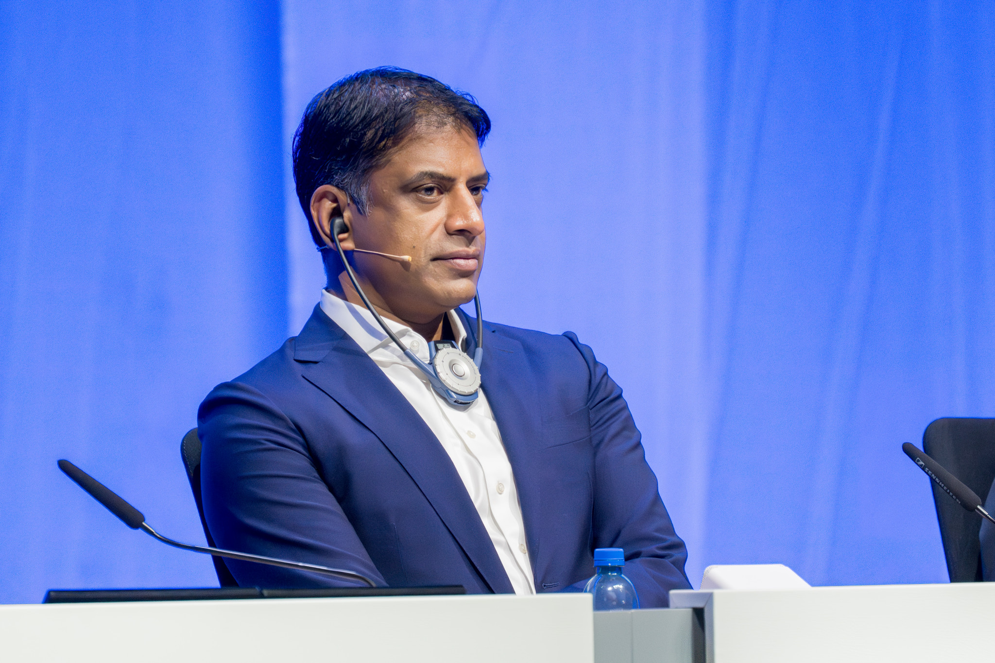 Le PDG Vasant Narasimhan de Novartis lors de l’assemblée générale à la St. Jakobhalle à Bâle, le 7 mars 2025.