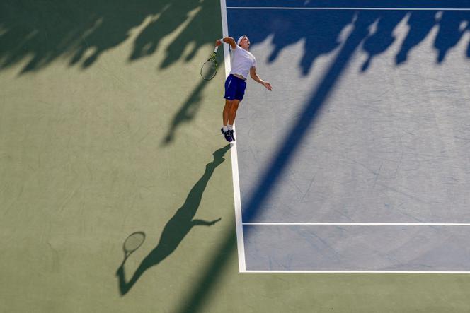 Le Français Ugo Blanchet au service face à Jakub Mensik, au deuxième tour de l’US Open, à New York, le 27 août 2025.