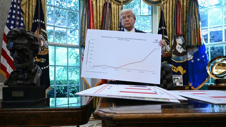Donald Trump, présentant un graphique lors d’une prise de parole à la Maison Blanche sur l’économie américaine, le 7 août 2025.