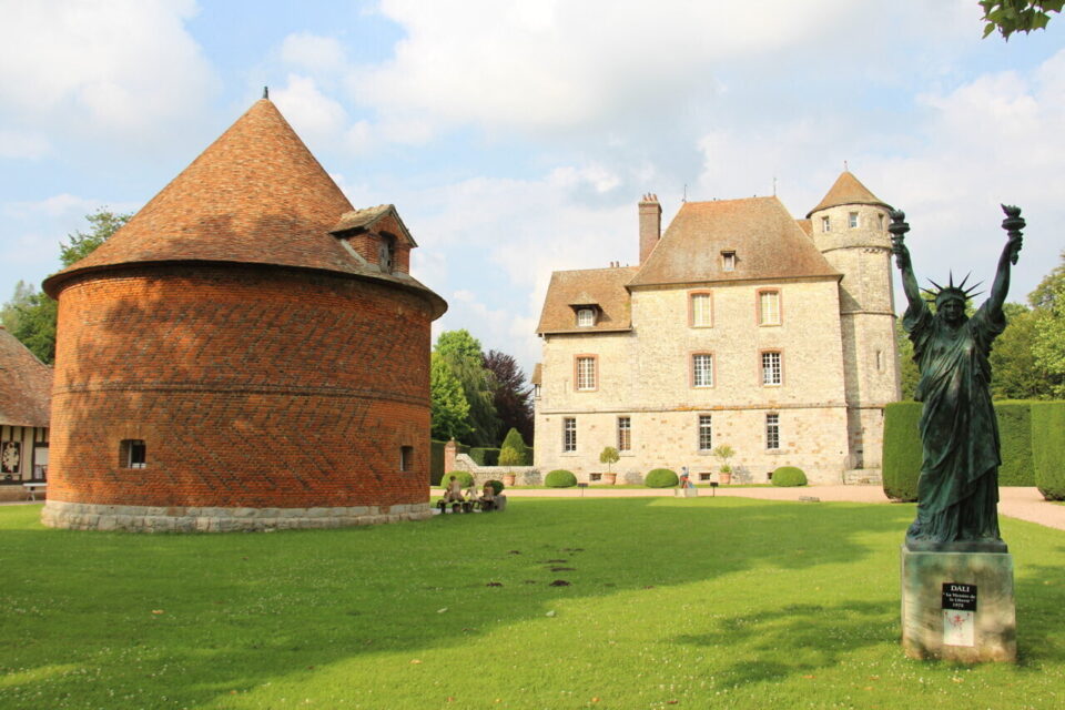 Le Château de Vascœuil est une ancienne demeure des XIVe et XVIe siècles, devenu Centre d'Art et d'Histoire en 1970.