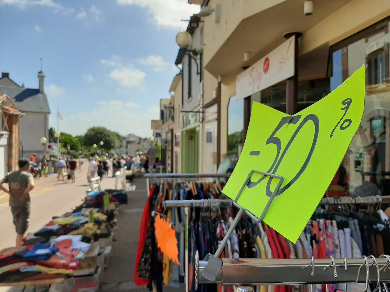 "De bonnes affaires" à saisir, lors de cette braderie des commerçants, près de Nantes