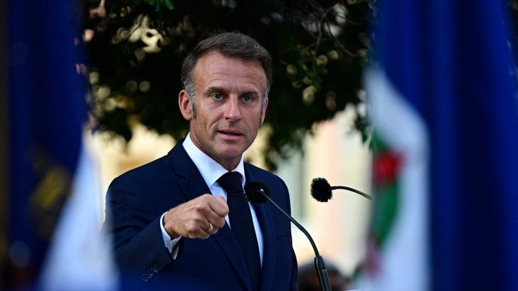 Emmanuel Macron lors d’une cérémonie marquant le 81e anniversaire de la libération de Bormes-les-Mimosas pendant la Seconde Guerre mondiale, le 17 août 2025.