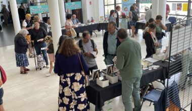 Entre dédicaces et éclats de voix, chacun trouve sa façon de dire le Salon du Livre... en une seule phrase