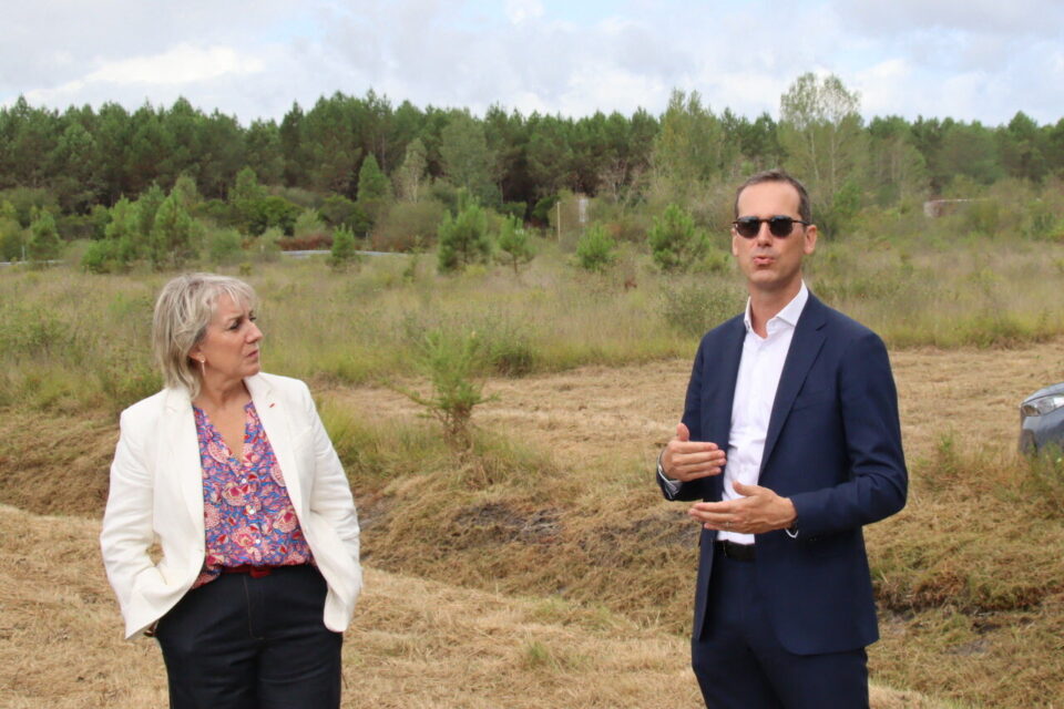 Isabelle Dexpert, vice-présidente de la CDC du Bazadais, et Salvi Cals, directeur général de Panattoni, ont présenté jeudi 28 aout 2025 le projet d'écopole à Captieux, en Gironde.