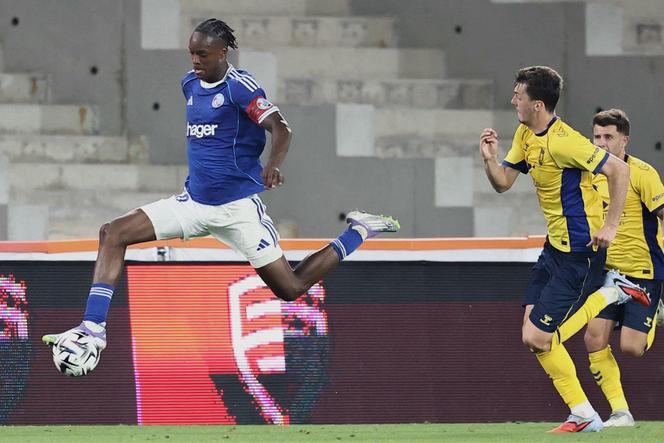 L’attaquant de Sytrasbourg, Emanuel Emegha (maillot bleu), face à Brondby, le 21 août 2025, au stade de la Meinau de Strasbourg.