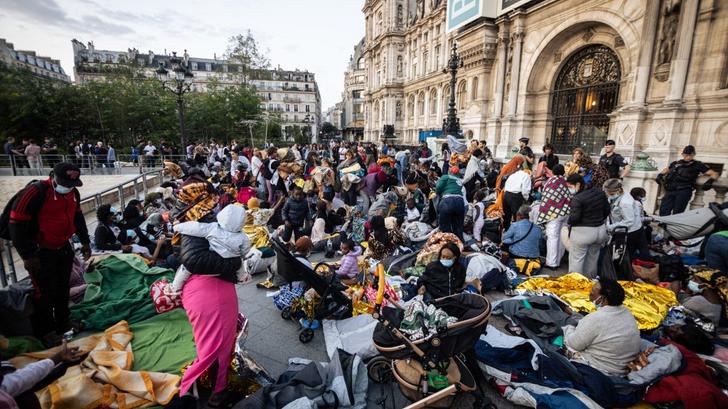 Photo prise le 5 août 2025, devant l’Hôtel de Ville de Paris, où plus de 200 personnes, dont des enfants, passent la nuit faute d’hébergements d’urgence disponibles.