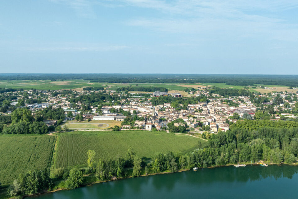 Podensac est connue pour abriter le château Chavat ainsi que son parc, où l'on peut admirer de superbes statues parmi lesquelles se trouve Les Mystères de la Vie, œuvre majeure d’Ernesto Gazzeri au parc Chavat de Podensac.