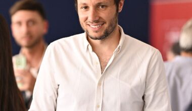 Vianney vu dans une station service du Morbihan où les stars défilent : le chanteur prend la pose avec deux membres du personnel !