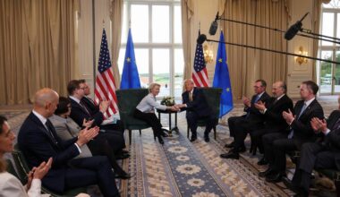 Les droits de douane de Donald Trump entrent en vigueur pour l’Europe, avec des zones d’ombre persistantes