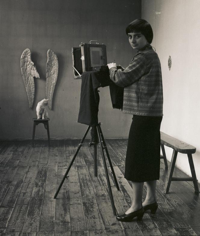 « Autoportrait dans son studio, rue Daguerre, Paris 14ᵉ » (1956), par Agnès Varda.