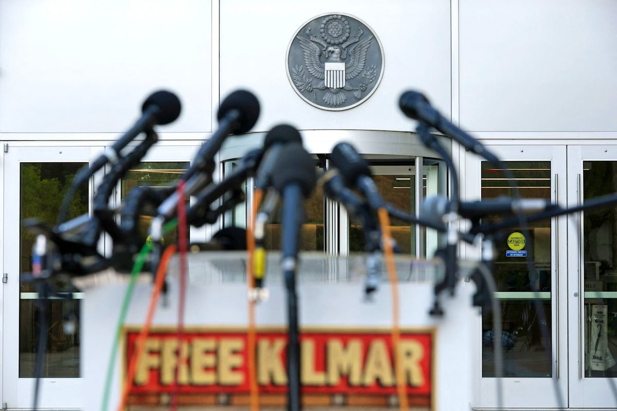 Un podium avec des micros devant le tribunal de district des États-Unis à Greenbelt, dans le Maryland, avec une pancarte «Free Kilmar», le 10 juillet 2025.