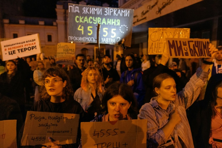 Une manifestation visant à faire pression sur les députés ukrainiens pour rétablir l'indépendance des principales agences anti-corruption, à Kiev le 30 juillet 2025 ( AFP / Tetiana DZHAFAROVA )
