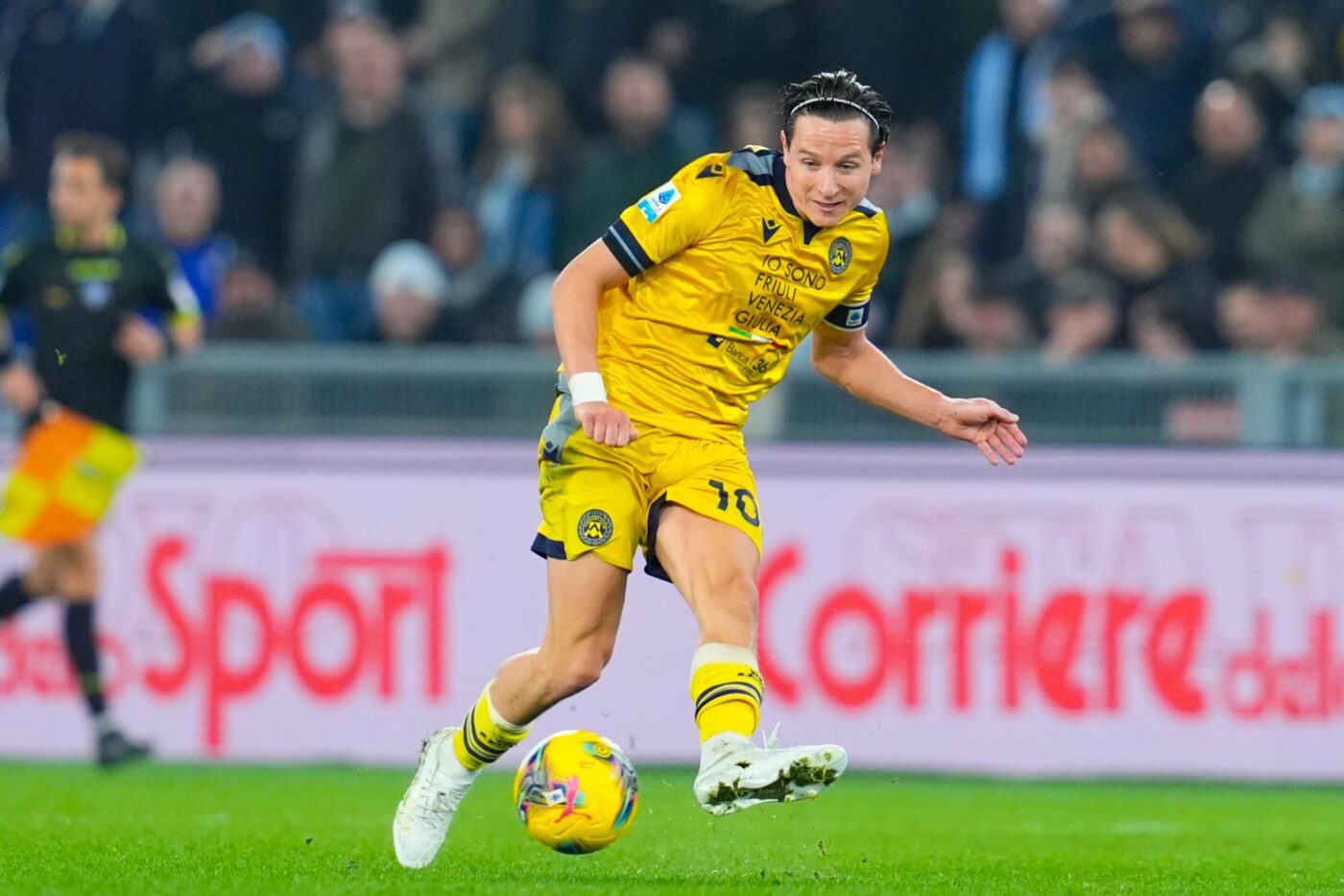 Les supporters lensois envahissent l’aéroport de Lille pour accueillir Florian Thauvin - France - RC Lens