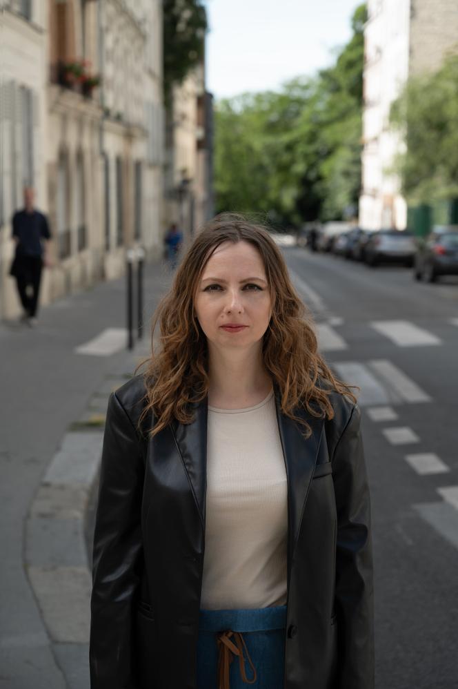 Mariia Nazarenko habite désormais une chambre de bonne, dans le 16ᵉ arrondissement de Paris. Il lui arrive de revenir à Ménilmontant (20ᵉ), comme en ce jour de mai 2025. C’est dans ce quartier populaire qu’elle s’était installée, à son arrivée en France. Elle y est restée attachée.