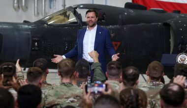 Le vice-président américain JD Vance rend visite aux troupes américaines basées au Royaume-Uni