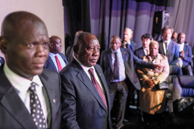 Le président sud-africain, Cyril Ramaphosa (au centre), et le ministre des relations internationales, Ronald Lamola (à gauche), à Johannesburg, le 20 février 2025.