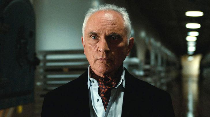 L’acteur Terence Stamp, ici photographié pour les besoins du film « Max La Menace » (2008) avec Steve Carell et Anne Hathaway.