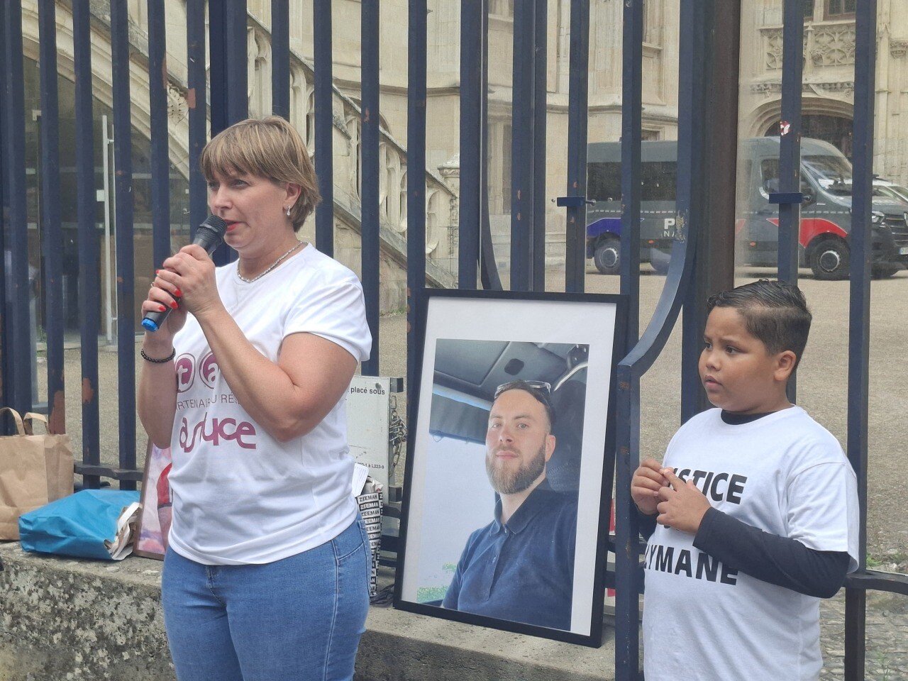 Deux ans après la mort de son fils, une mère prend la parole devant le palais de justice de Rouen