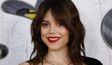 À 22 ans, Jenna Ortega se la joue féline en osant l’inspiration tigre dans une robe longue saisissante