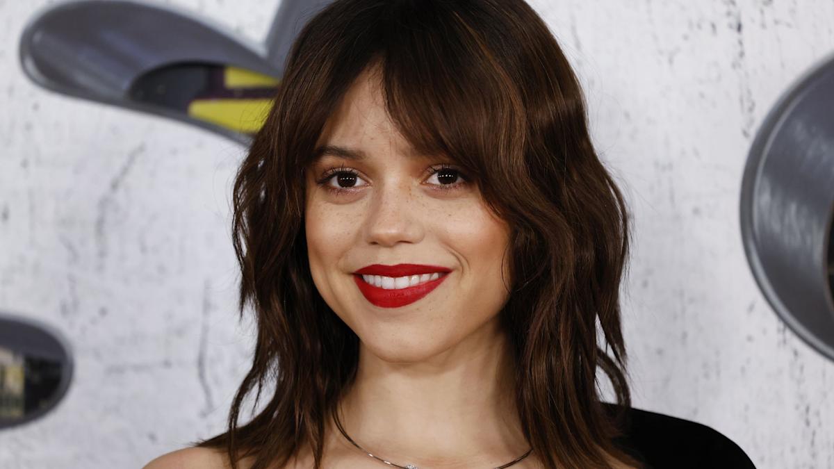 À 22 ans, Jenna Ortega se la joue féline en osant l’inspiration tigre dans une robe longue saisissante