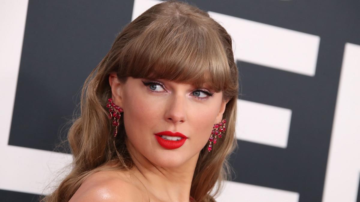 En body pailleté, Taylor Swift ose une pochette d’album ultra-provocante et signe un virage sexy qui divise ses fans