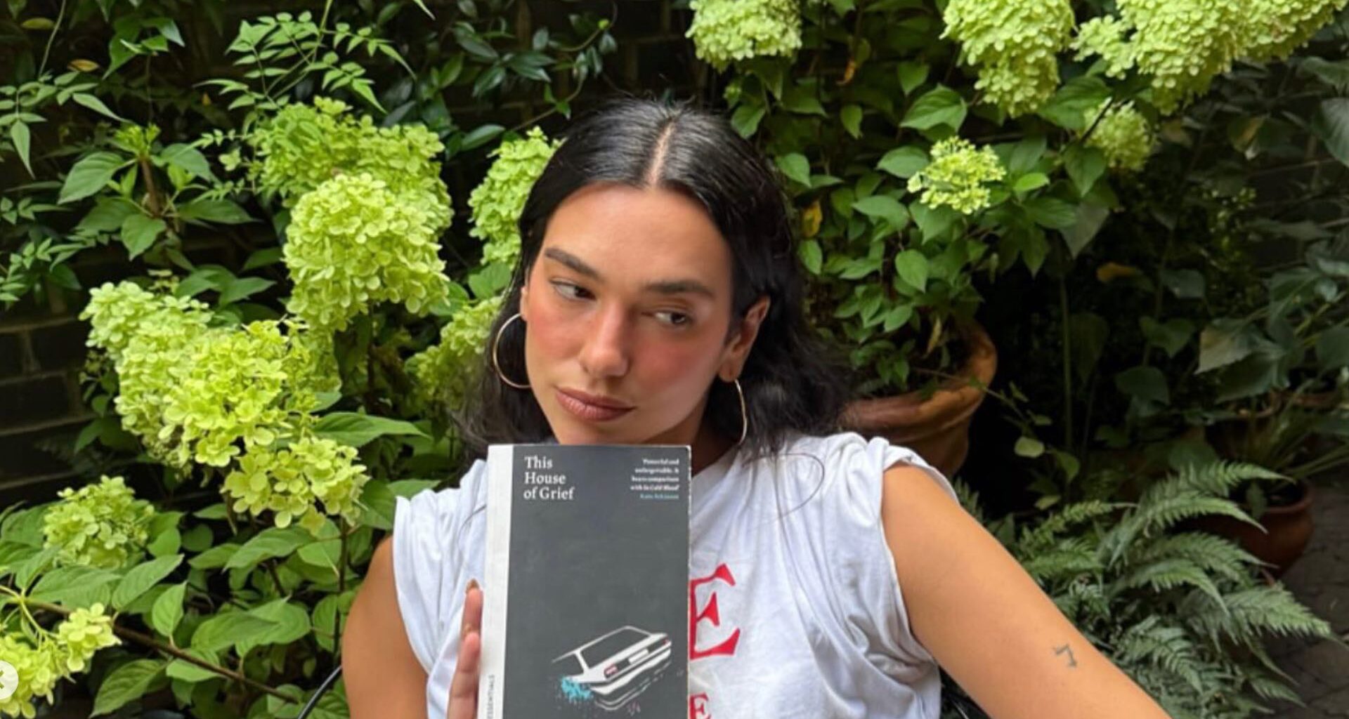 Dua Lipa partage les 5 livres qui ont éveillé sa conscience féministe