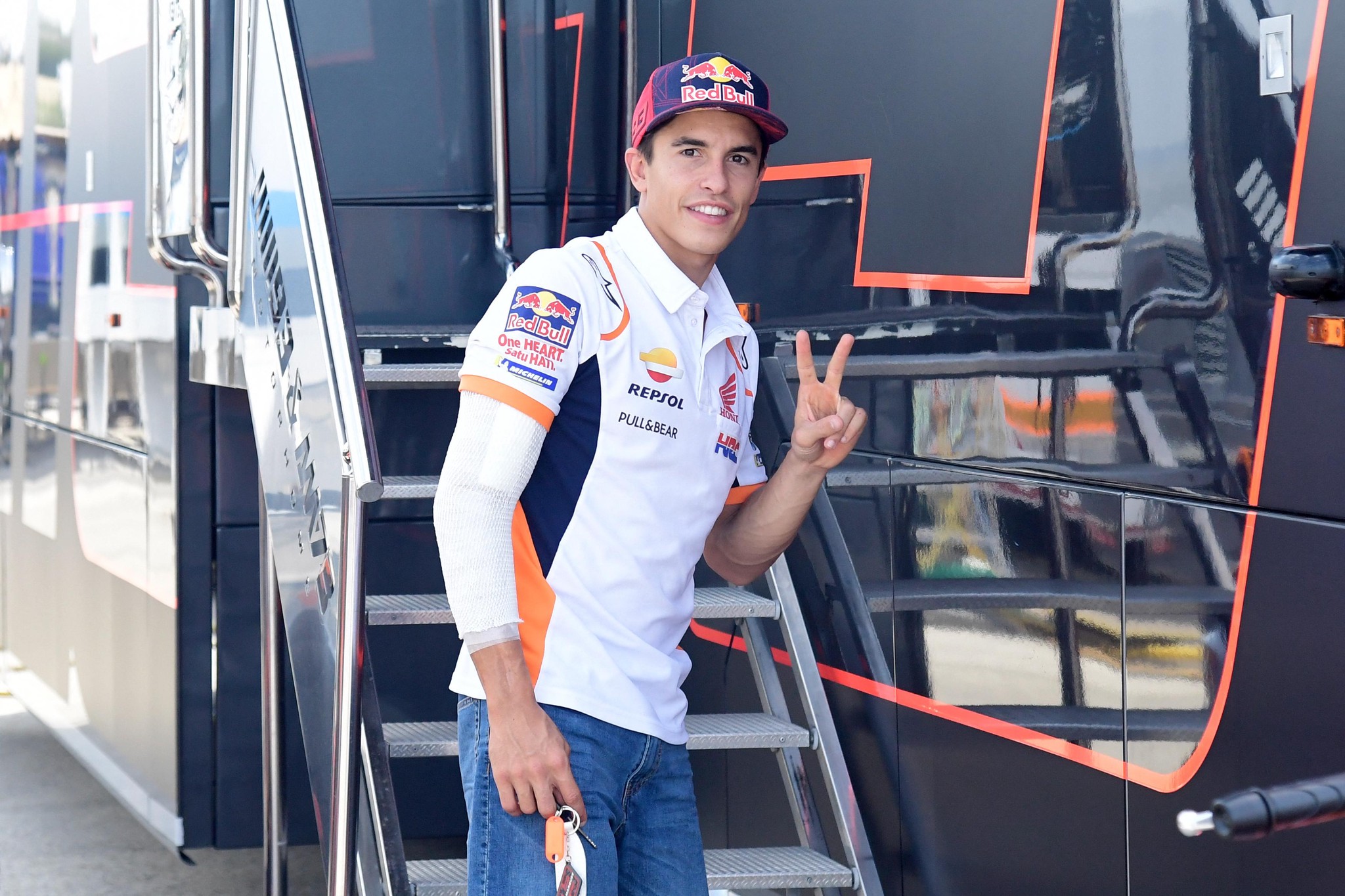 Marc Marquez du Repsol Honda Team fait le signe de la victoire lors du Grand Prix d’Andalousie à Jerez, le 26 juillet 2020.