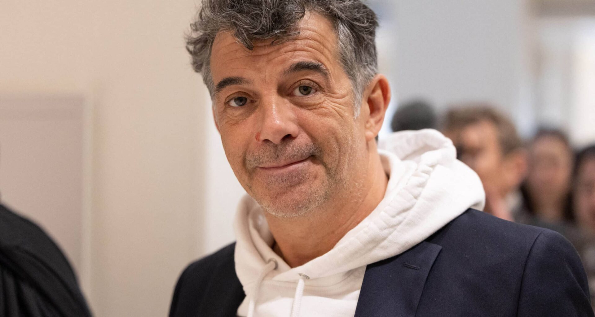 Stéphane Plaza change de look vestimentaire et s’affiche avec l’homme de sa vie