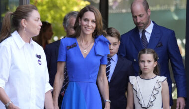 Kate, le prince George, le prince William et la princesse Charlotte sont accueillis par Sally Ambrose (à gauche), membre du comité de gestion des championnats, à leur arrivée au tournoi de Wimbledon, le 13 juillet 2025.